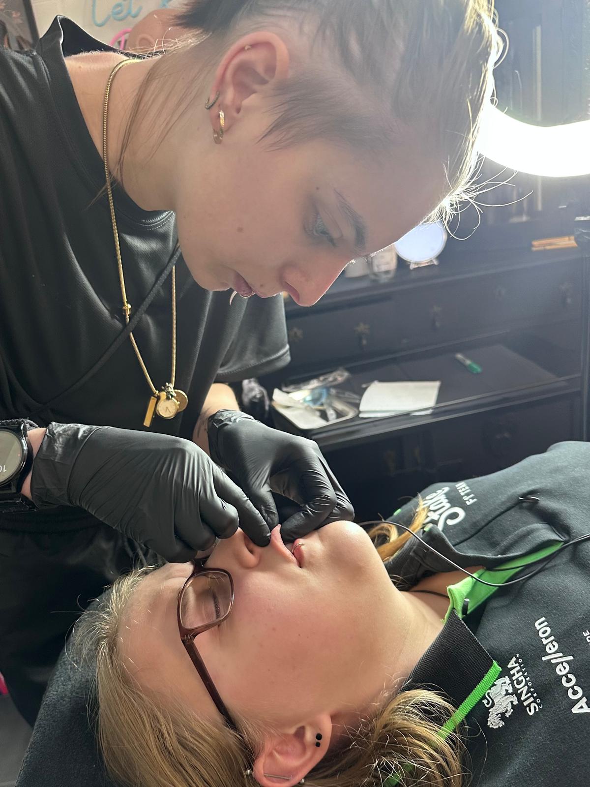 Piercer aan het werk bij Iris Tattoo Deventer