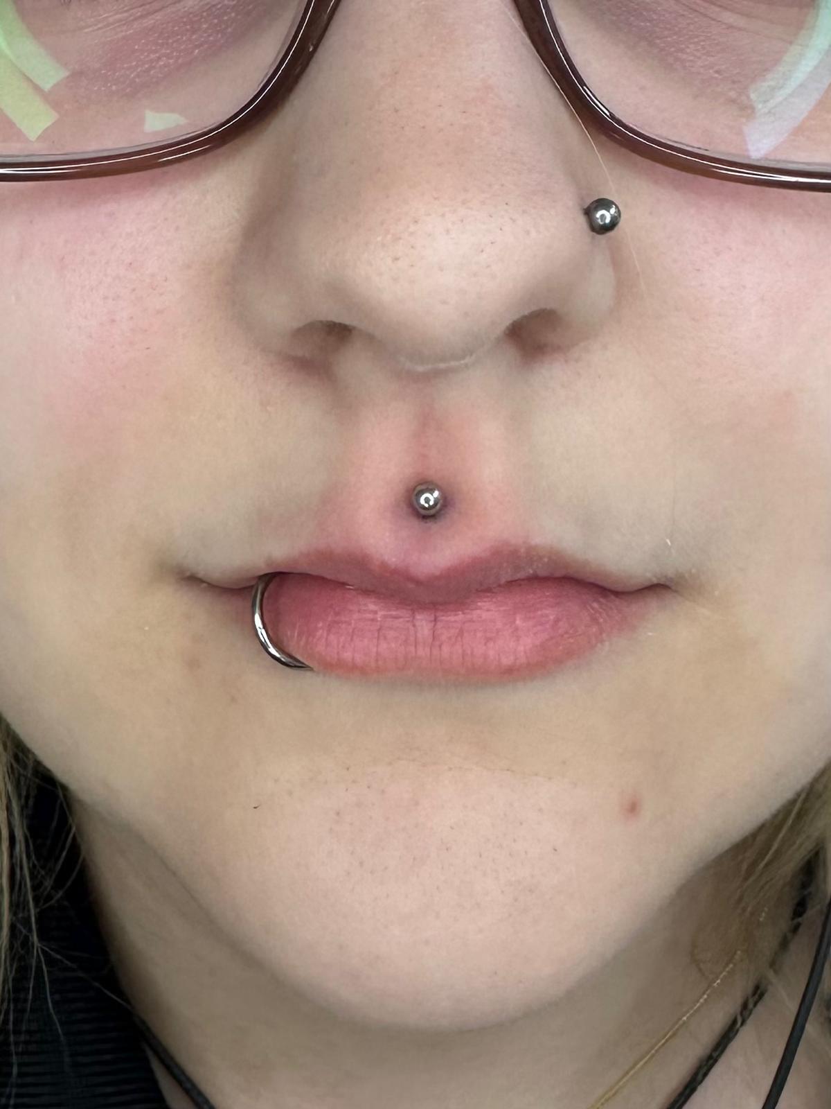 Medusa piercing met lipring